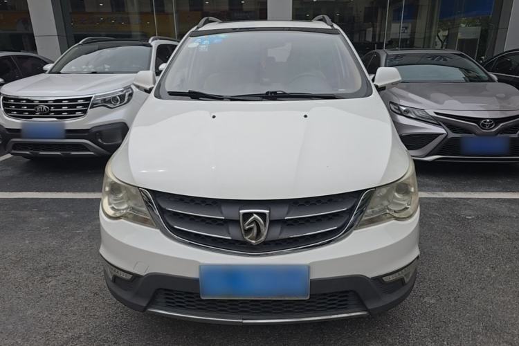 Used Baojun 730 2014 1.5L manual luxury trim 7 seats Front