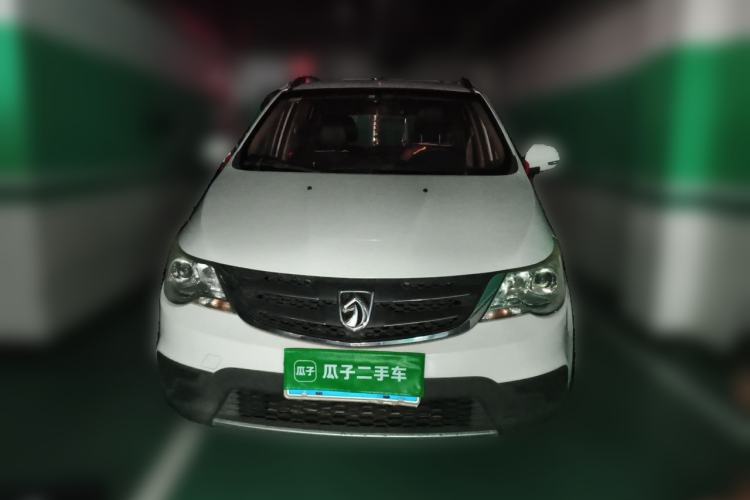 Used Baojun 730 2014 1.5L manual standard trim 7 seats Front
