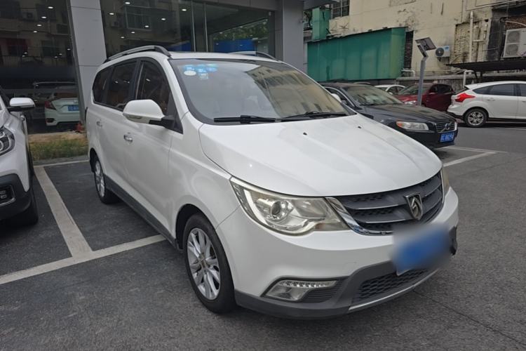 Used Baojun 730 2014 1.5L manual luxury trim 7 seats Front Right 45 Deg