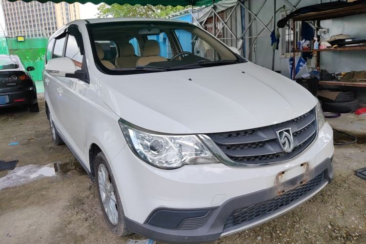 Used Baojun 730 2014 1.5L manual standard trim 7 seats Front Right 45 Deg