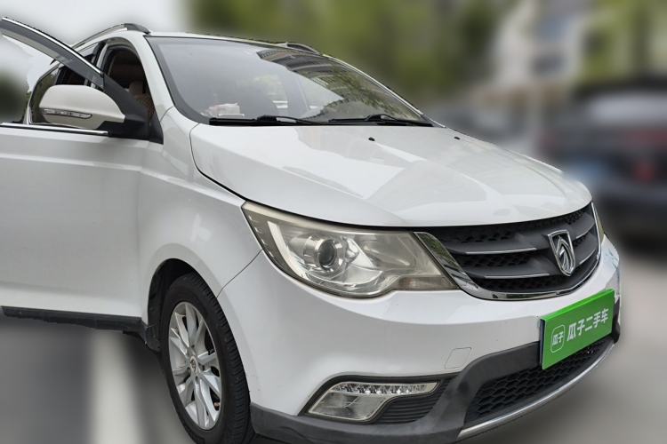 Used Baojun 730 2014 1.5L manual Comfort version 7 seats Front Right 45 Deg