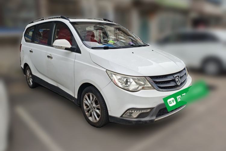 Used Baojun 730 2014 1.5L manual luxury trim 7 seats Front Right 45 Deg