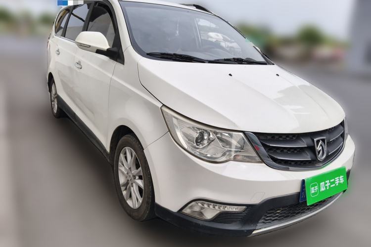 Used Baojun 730 2014 1.5L manual Comfort ESP version 7 seats Front Right 45 Deg