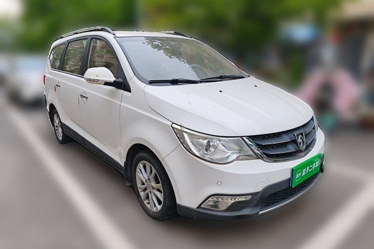 Used Baojun 730 2014 1.5L manual Comfort ESP version 7 seats Front Right 45 Deg