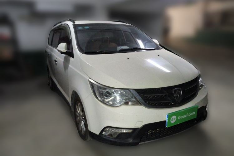 Used Baojun 730 2014 1.5L manual Comfort version 7 seats Front Right 45 Deg