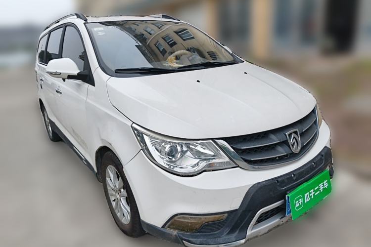 Used Baojun 730 2014 1.5L manual luxury trim 7 seats Front Right 45 Deg