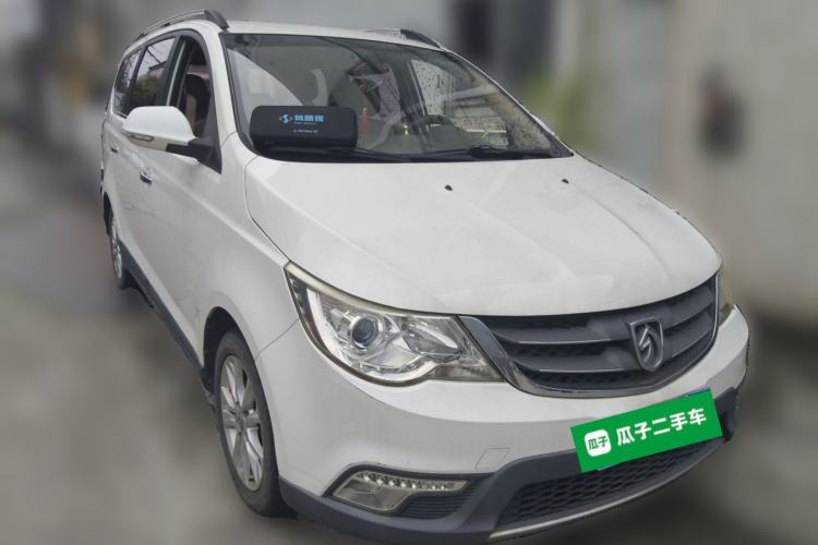 Used Baojun 730 2014 1.5L manual Comfort version 7 seats Front Right 45 Deg