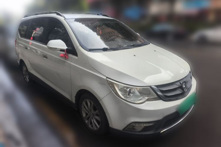 Used Baojun 730 2014 1.5L manual Comfort version 7 seats Front Right 45 Deg