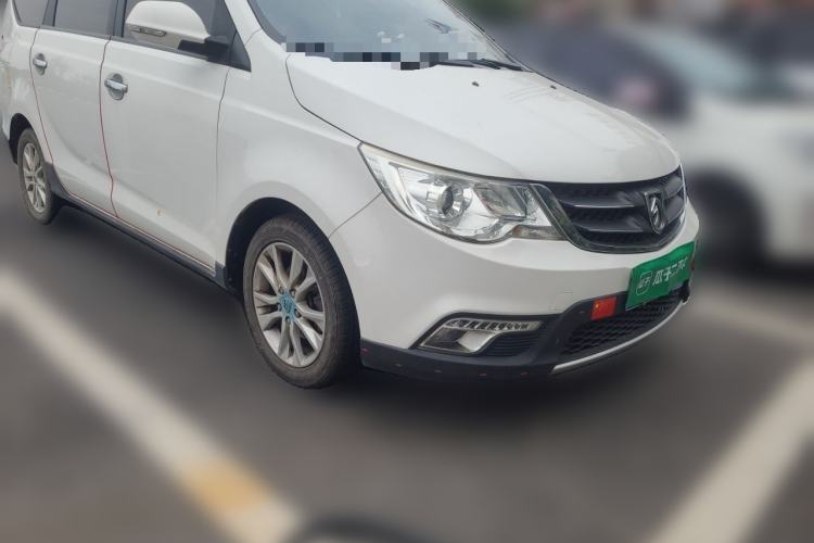 Used Baojun 730 2014 1.5L manual standard trim 7 seats Front Right 45 Deg