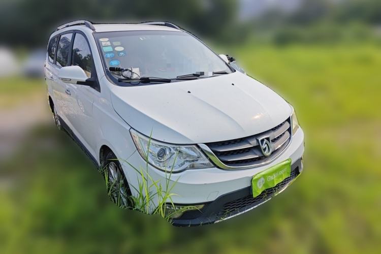 Used Baojun 730 2014 1.5L manual Comfort version 7 seats Front Right 45 Deg