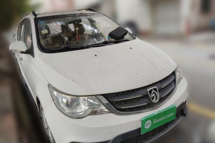 Used Baojun 730 2014 1.5L manual Comfort version 7 seats Front Right 45 Deg