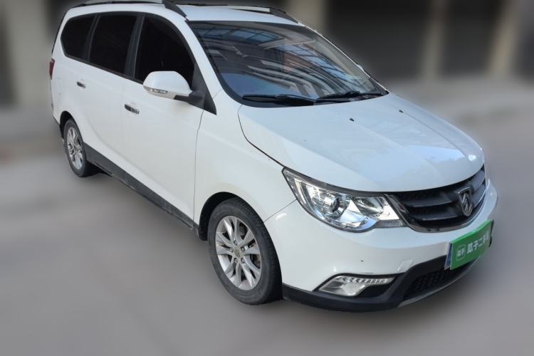 Used Baojun 730 2014 1.5L manual Comfort ESP version 7 seats Front Right 45 Deg