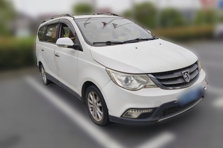 Used Baojun 730 2014 1.5L manual luxury trim 7 seats Front Right 45 Deg