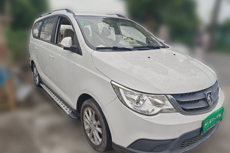 Used Baojun 730 2014 1.5L manual standard trim 7 seats Front Right 45 Deg