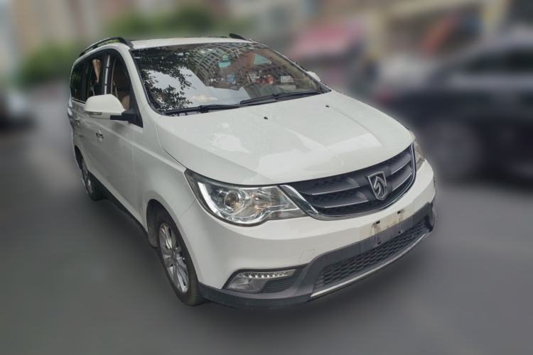 Used Baojun 730 2014 1.5L manual Comfort version 7 seats Front Right 45 Deg