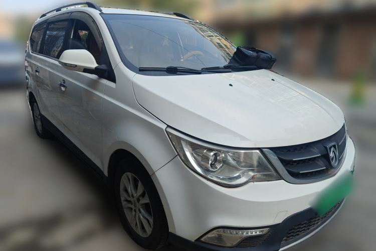 Used Baojun 730 2014 1.5L manual Comfort version 7 seats Front Right 45 Deg