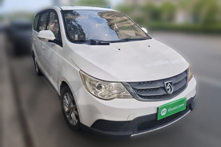 Used Baojun 730 2014 1.5L manual standard trim 7 seats Front Right 45 Deg