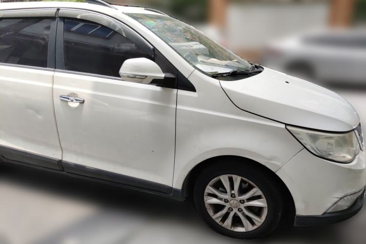 Used Baojun 730 2014 1.5L manual Comfort version 7 seats Front Right 45 Deg