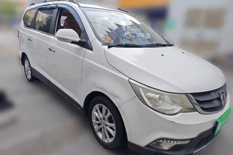 Used Baojun 730 2014 1.5L manual luxury trim 7 seats Front Right 45 Deg