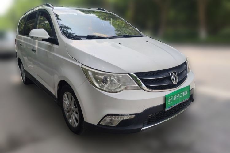 Used Baojun 730 2014 1.5L manual Comfort version 7 seats Front Right 45 Deg