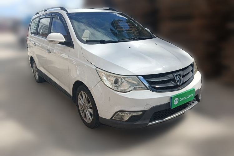 Used Baojun 730 2014 1.5L manual Comfort version 7 seats Front Right 45 Deg