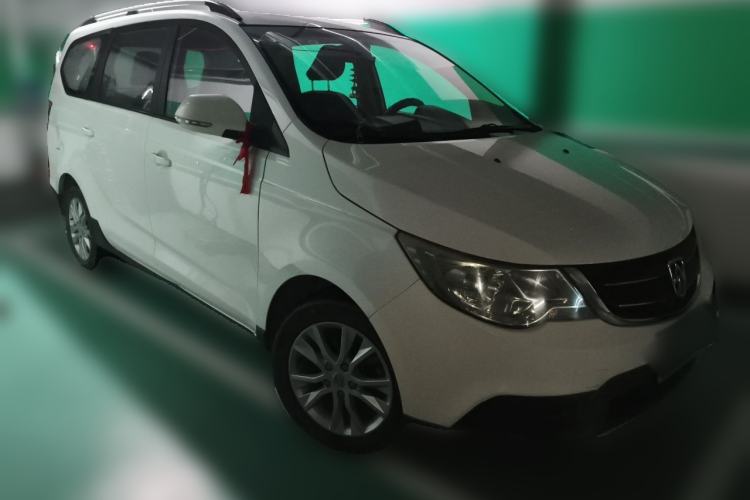 Used Baojun 730 2014 1.5L manual standard trim 7 seats Front Right 45 Deg