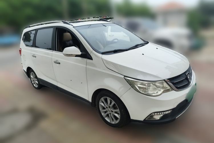 Used Baojun 730 2014 1.5L manual luxury trim 7 seats Front Right 45 Deg