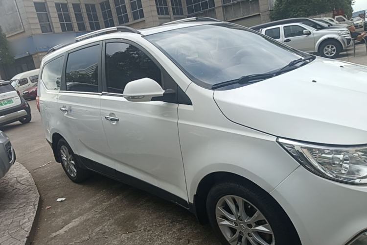 Used Baojun 730 2014 1.5L manual luxury trim 7 seats Front Right 45 Deg