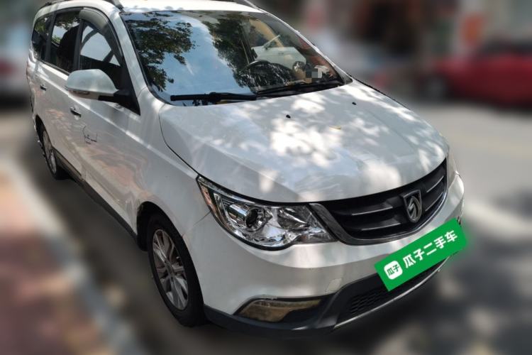 Used Baojun 730 2014 1.5L manual Comfort version 7 seats Front Right 45 Deg