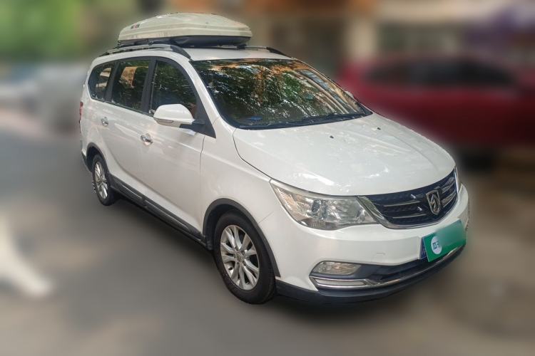 Used Baojun 730 2014 1.5L manual Comfort version 7 seats Front Right 45 Deg