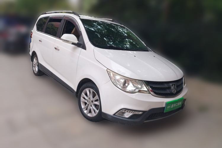 Used Baojun 730 2014 1.5L manual Comfort version 7 seats Front Right 45 Deg