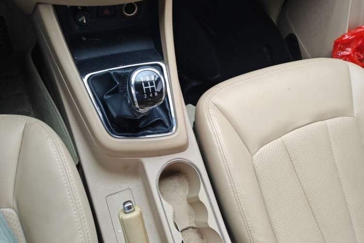 Used Baojun 730 2014 1.5L manual Comfort ESP version 7 seats Gear Lever