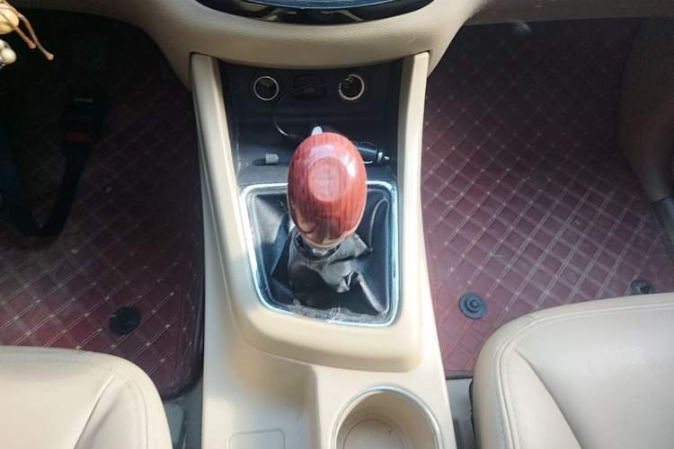 Used Baojun 730 2014 1.5L Manual Luxury Navigation ESP Version 7 Seats Gear Lever
