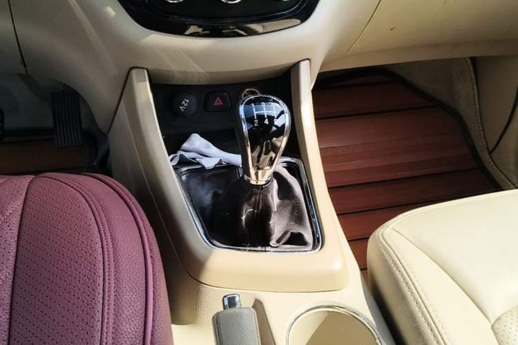 Used Baojun 730 2014 1.5L manual Comfort ESP version 7 seats Gear Lever