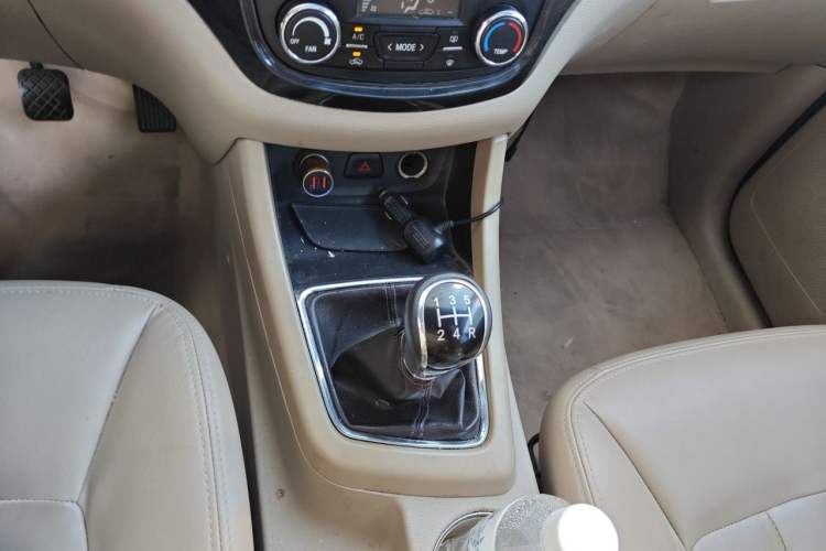 Used Baojun 730 2014 1.5L manual luxury trim 7 seats Gear Lever