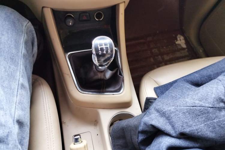 Used Baojun 730 2014 1.5L manual Comfort version 7 seats Gear Lever