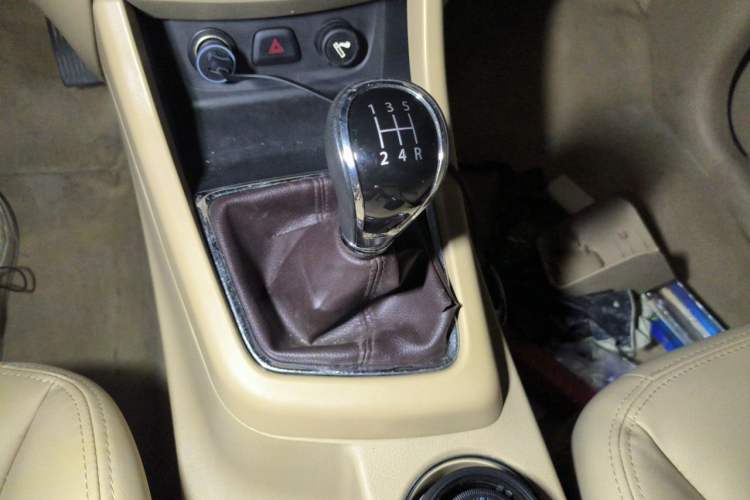 Used Baojun 730 2014 1.5L manual Comfort version 7 seats Gear Lever