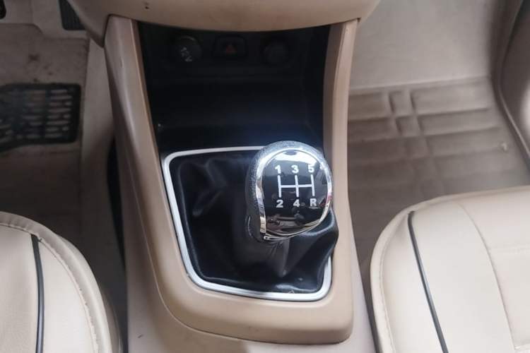 Used Baojun 730 2014 1.5L manual standard version 5 seats Gear Lever