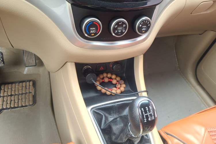 Used Baojun 730 2014 1.5L manual standard trim 7 seats Gear Lever