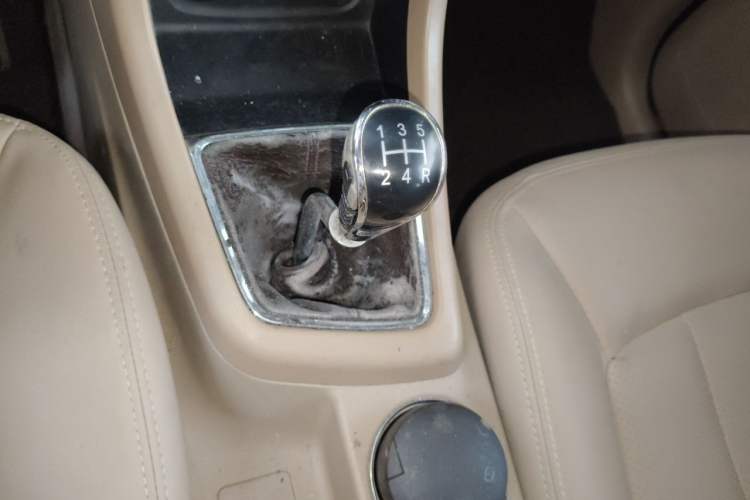 Used Baojun 730 2014 1.5L manual Comfort version 7 seats Gear Lever