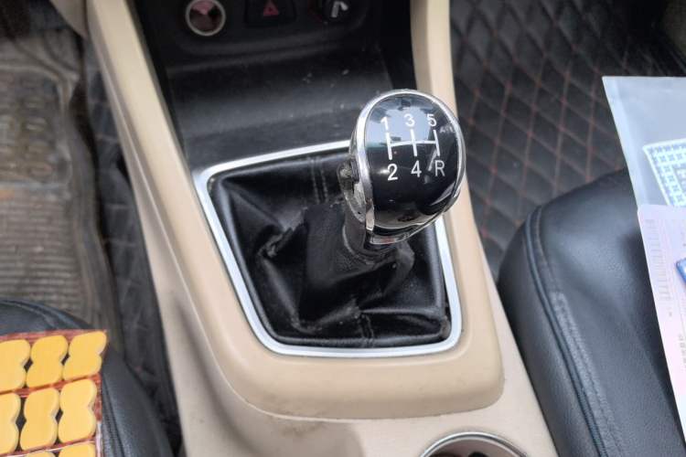 Used Baojun 730 2014 1.5L manual standard trim 7 seats Gear Lever