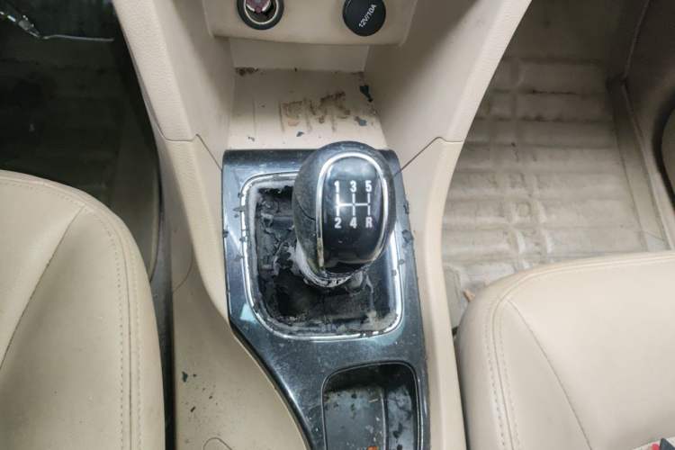 Used Baojun 730 2014 1.5L manual Comfort version 7 seats Gear Lever