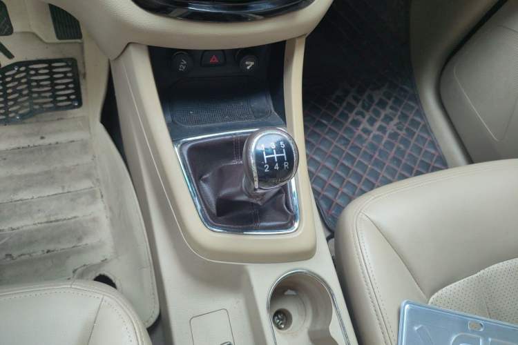 Used Baojun 730 2014 1.5L manual Comfort version 7 seats Gear Lever
