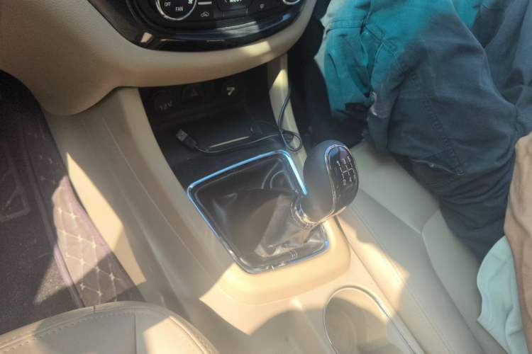Used Baojun 730 2014 1.5L manual luxury trim 7 seats Gear Lever