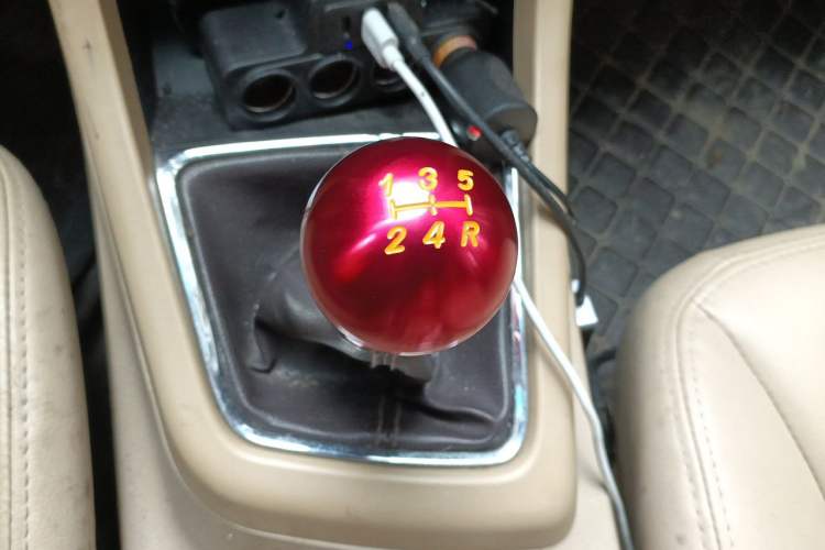 Used Baojun 730 2014 1.5L manual Comfort version 7 seats Gear Lever