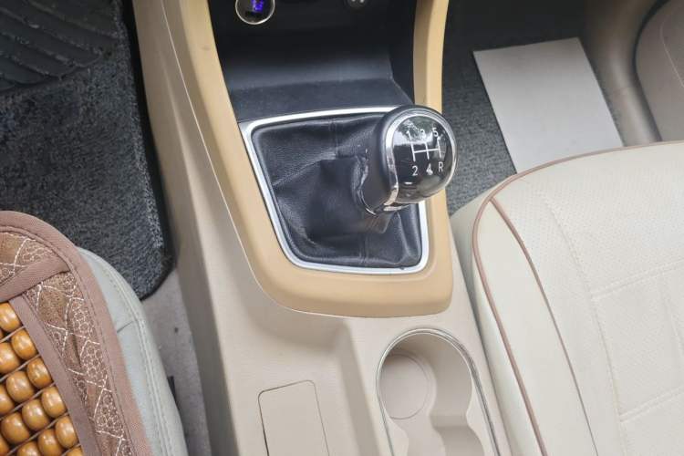 Used Baojun 730 2014 1.5L manual standard trim 7 seats Gear Lever