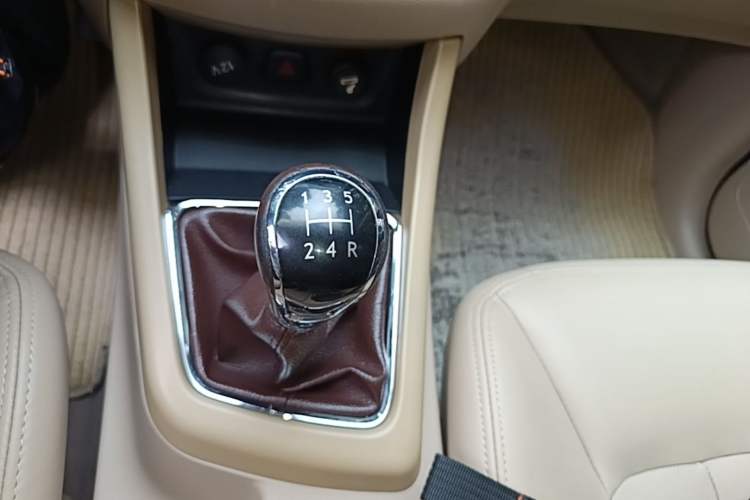 Used Baojun 730 2014 1.5L Manual Luxury Navigation ESP Version 7 Seats Gear Lever