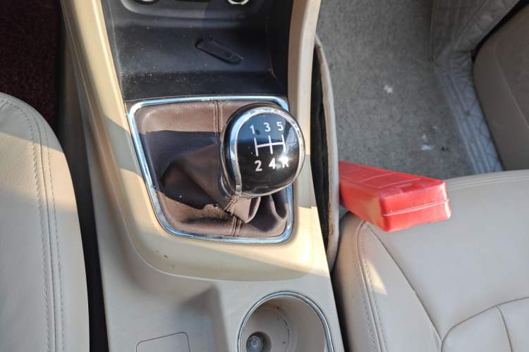 Used Baojun 730 2014 1.5L manual luxury trim 7 seats Gear Lever