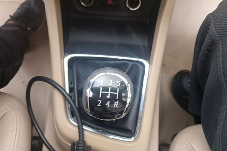 Used Baojun 730 2014 1.5L manual luxury trim 7 seats Gear Lever