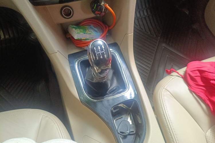 Used Baojun 730 2014 1.5L manual Comfort version 7 seats Gear Lever